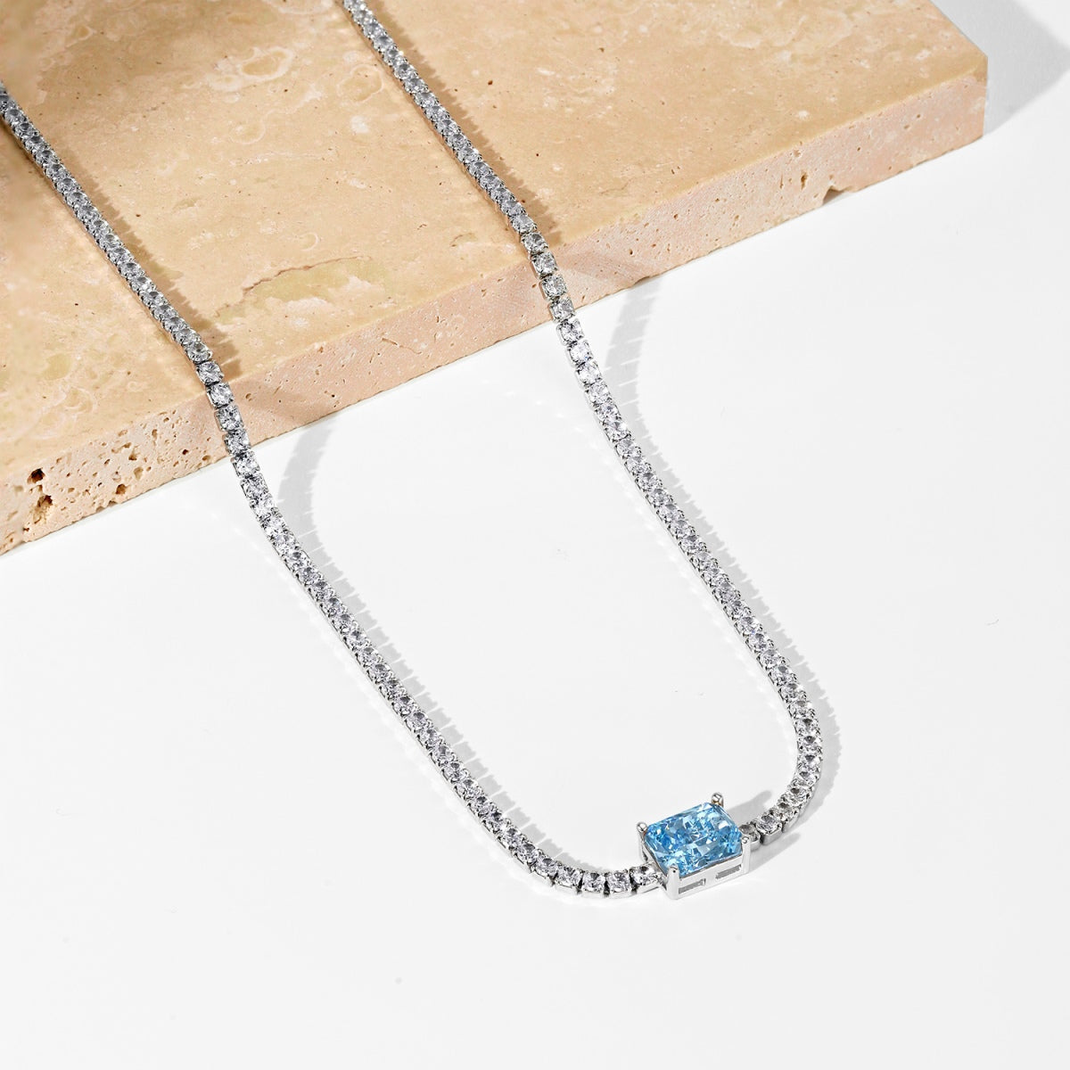 [Regalia Jewelry]2.0 carat Ornate Emerald Cut Necklace