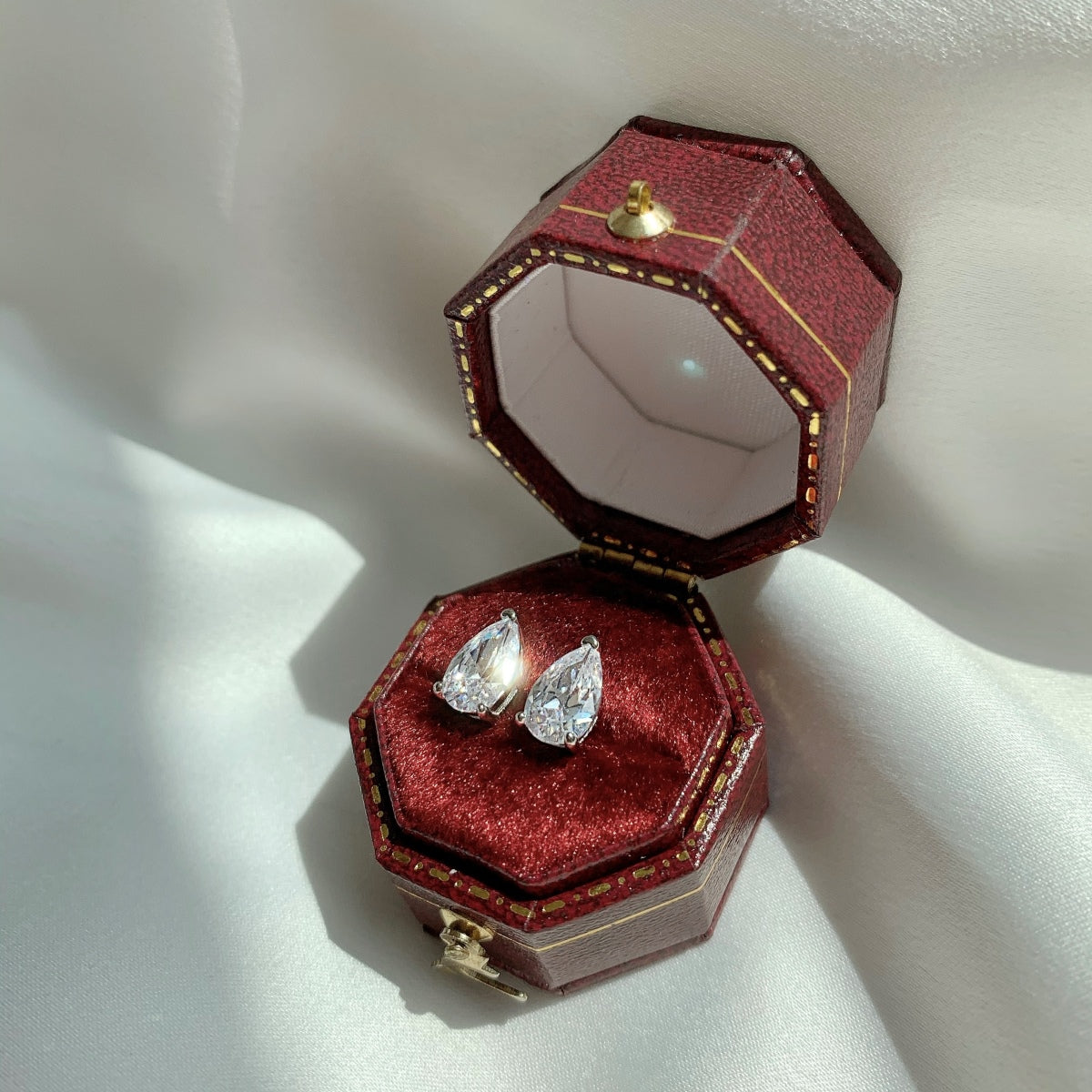 [Regalia Jewelry]Ornate Water Drop Shape Earrings