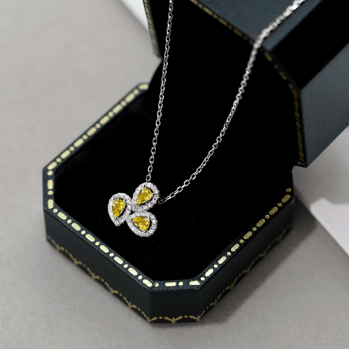 [Regalia Jewelry]Elegant Flower Shape Pear Cut Necklace