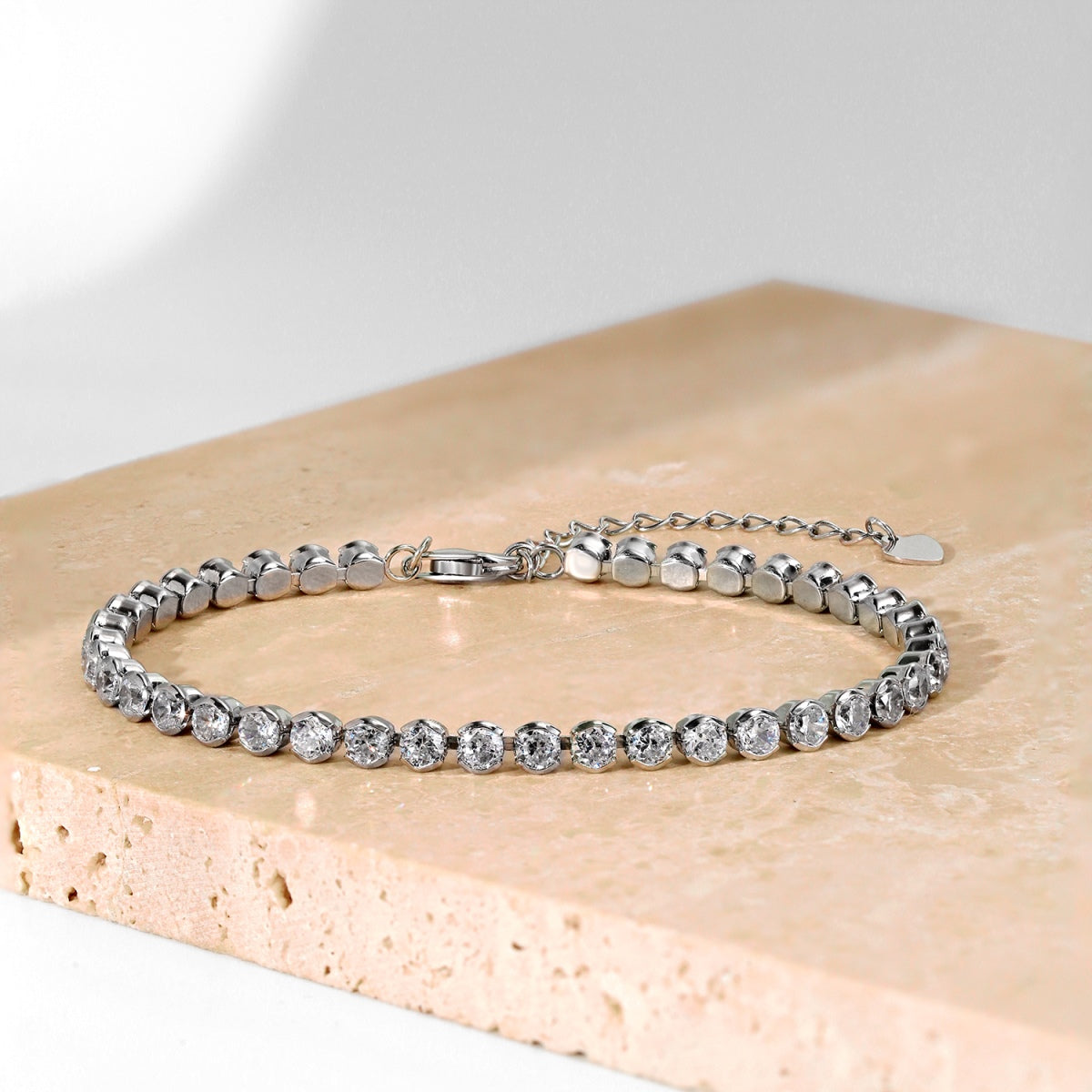 [Regalia Jewelry]Ornate  Sparkling Round Cut Daily Bracelet