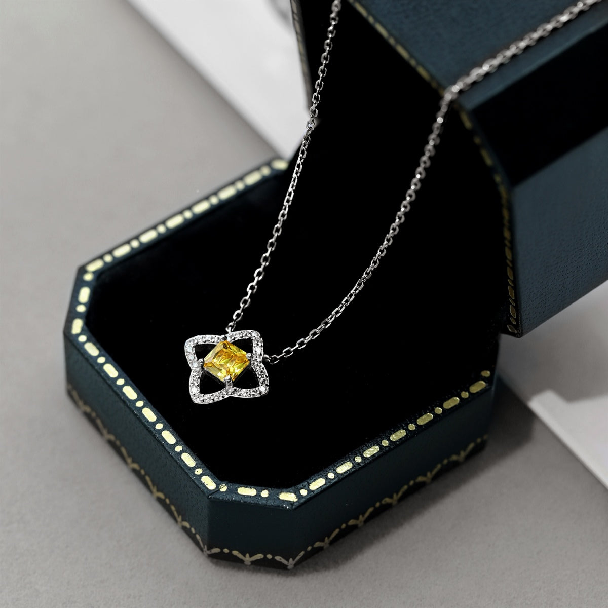 [Regalia Jewelry]Exquisite Flower Shape Princess Cut Necklace