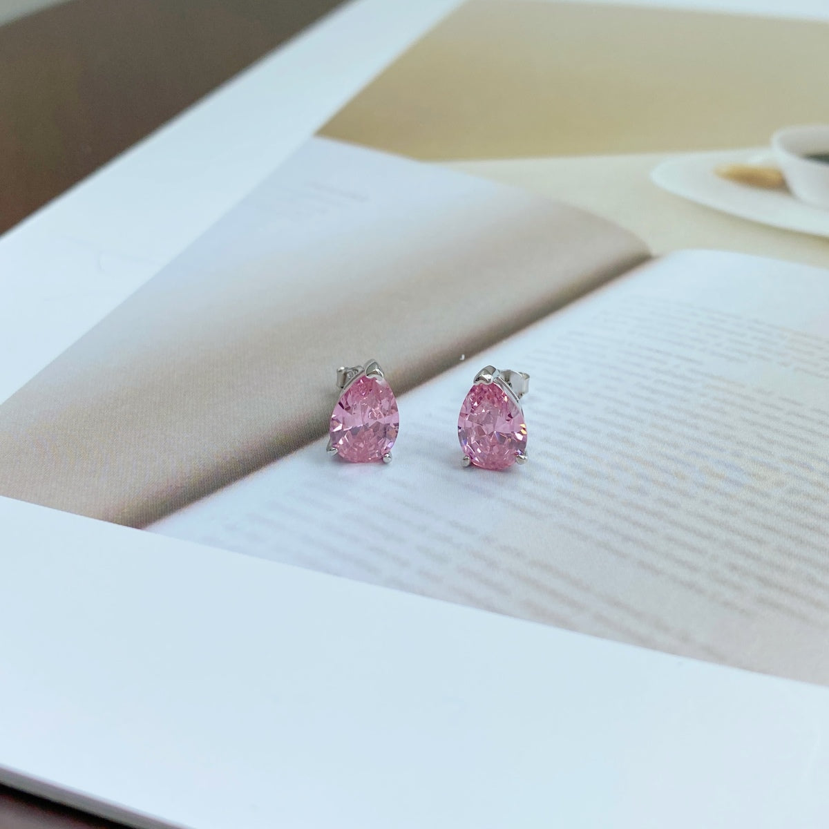 [Regalia Jewelry]Ornate Water Drop Shape Earrings