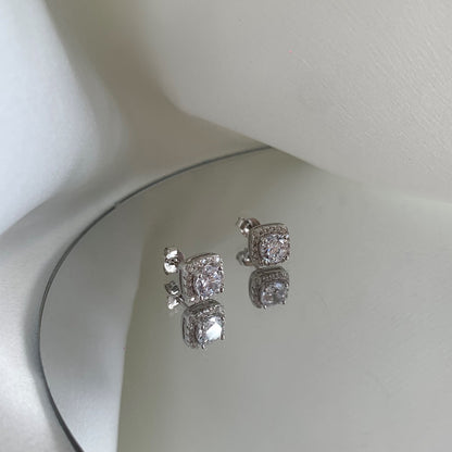 [Regalia Jewelry]Classic Round Center Stone Stud Earrings