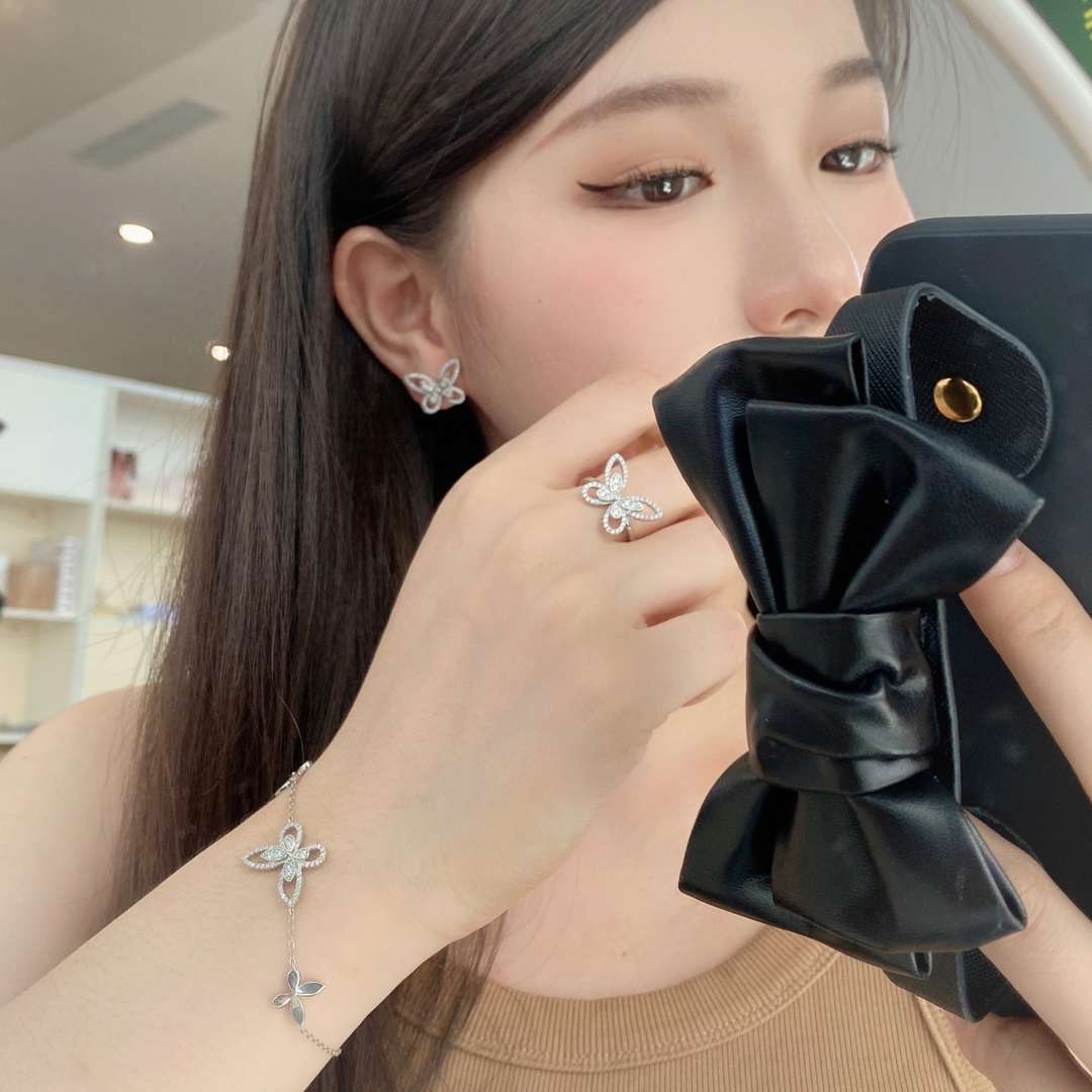 [Regalia Jewelry]Delicate Butterfly Pendant Bracelet
