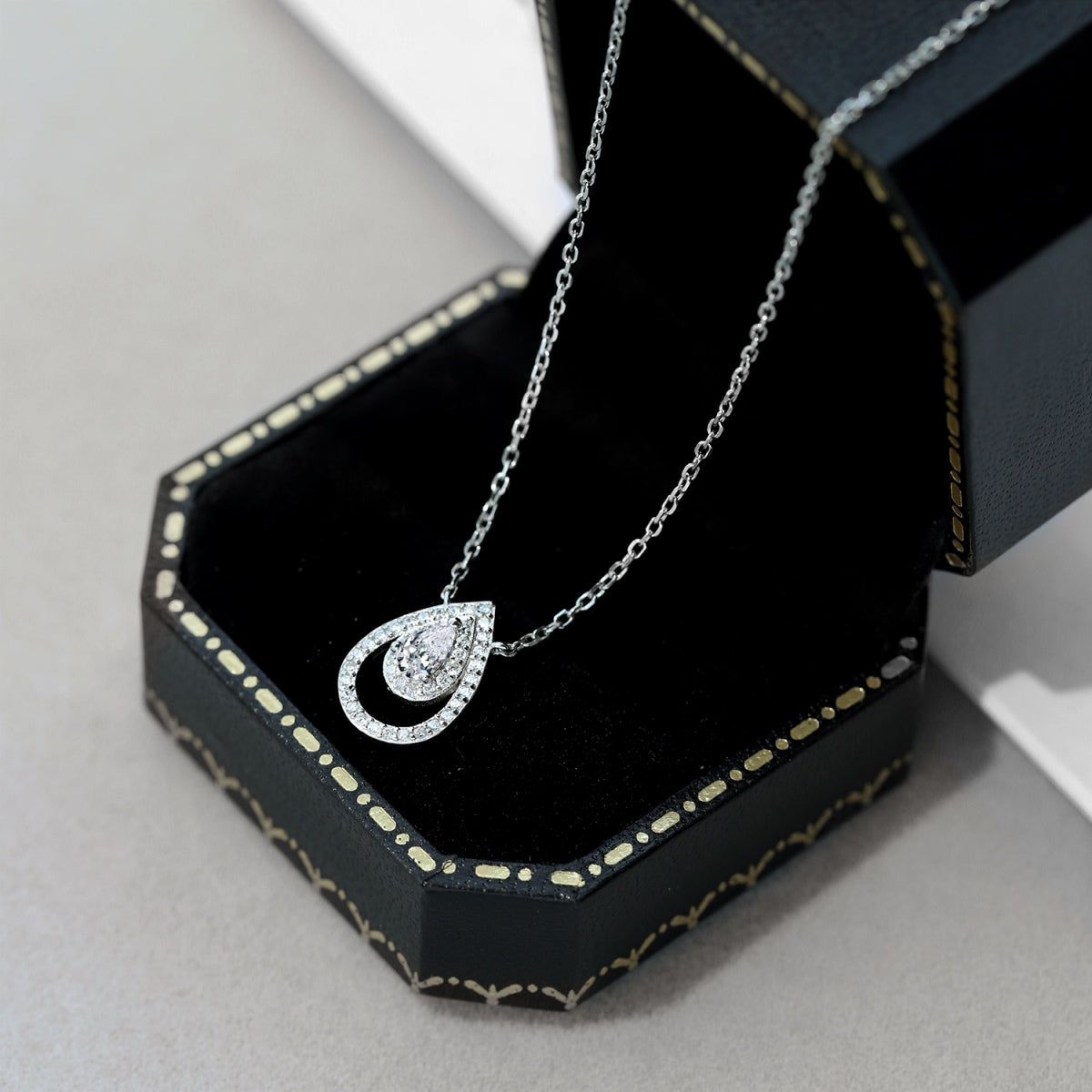 [Regalia Jewelry]Sparkling Pear Cut Necklace
