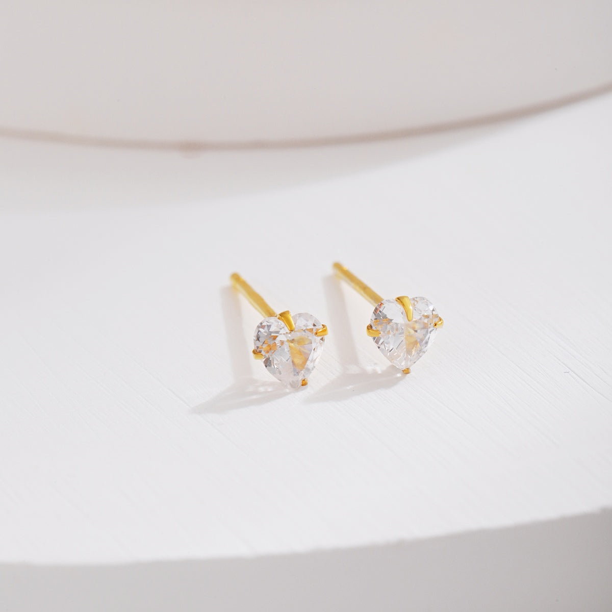 [Regalia Jewelry]Sparkling Heart Shaped Simple Earrings