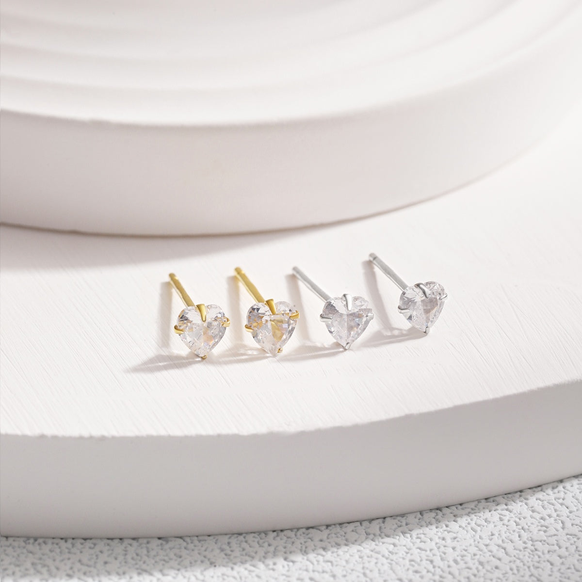 [Regalia Jewelry]Sparkling Heart Shaped Simple Earrings