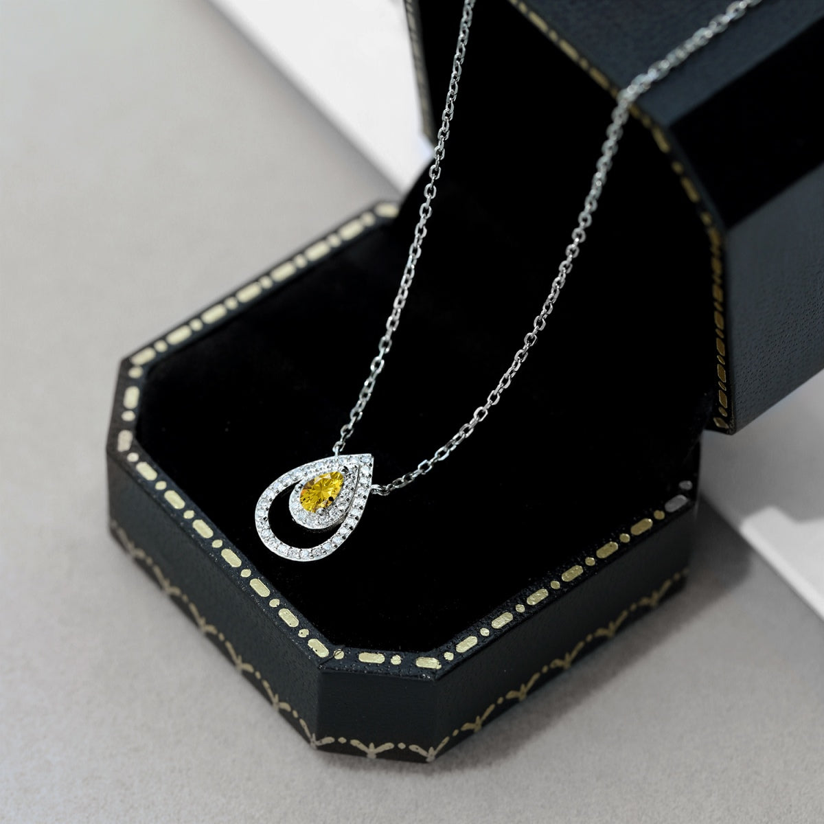 [Regalia Jewelry]Sparkling Pear Cut Necklace