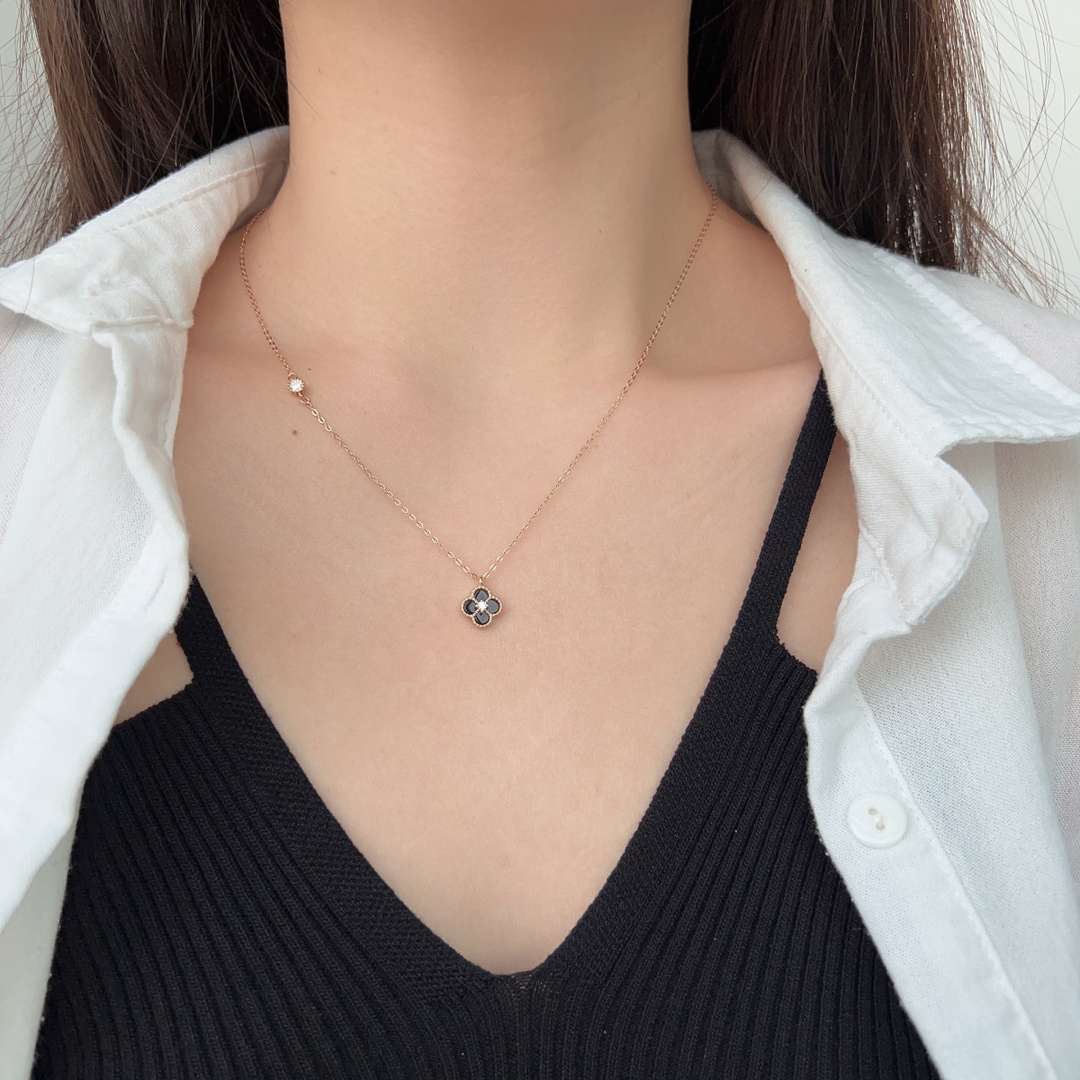 [Regalia Jewelry]Delicate Flower Shape Necklace