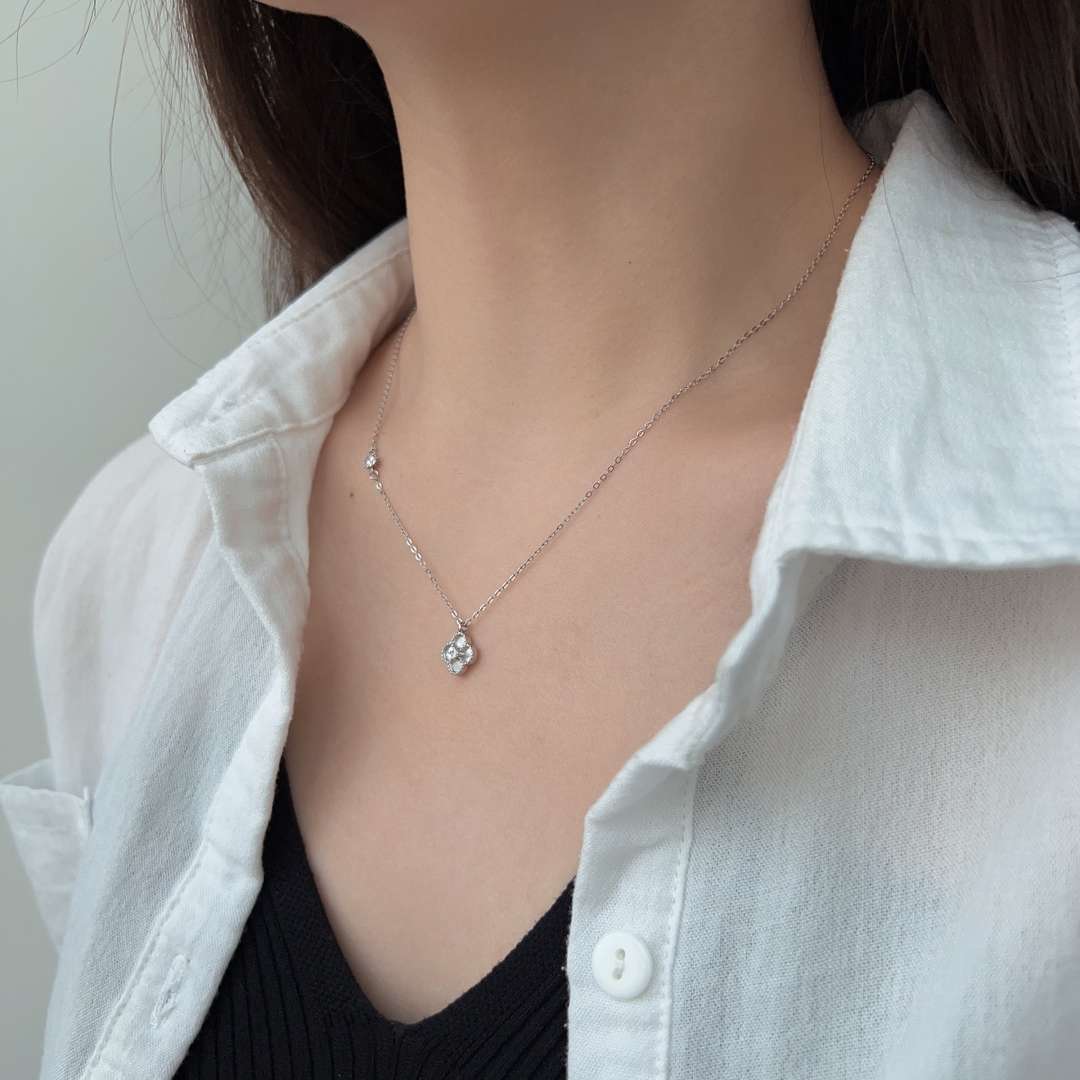 [Regalia Jewelry]Delicate Flower Shape Necklace