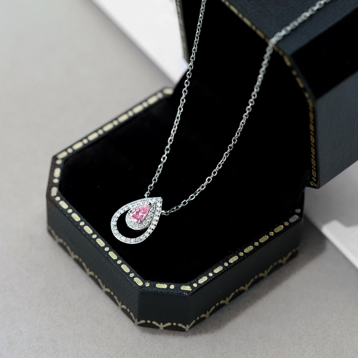 [Regalia Jewelry]Sparkling Pear Cut Necklace
