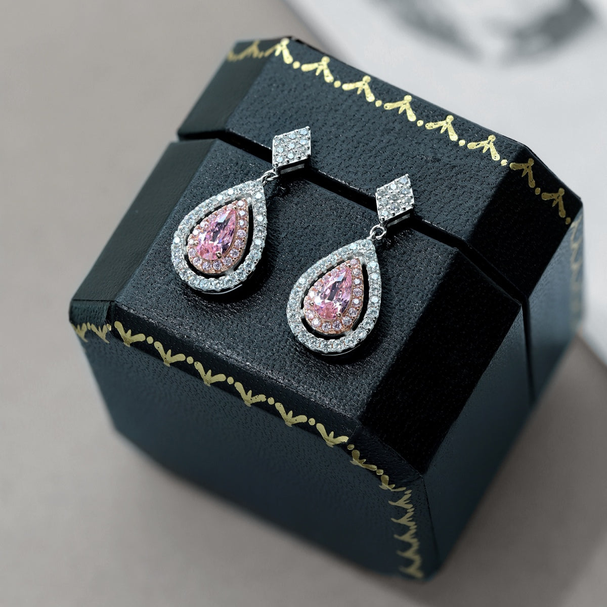 [Regalia Jewelry]Ornate Delicate Water Drop Shape Banquet Earrings