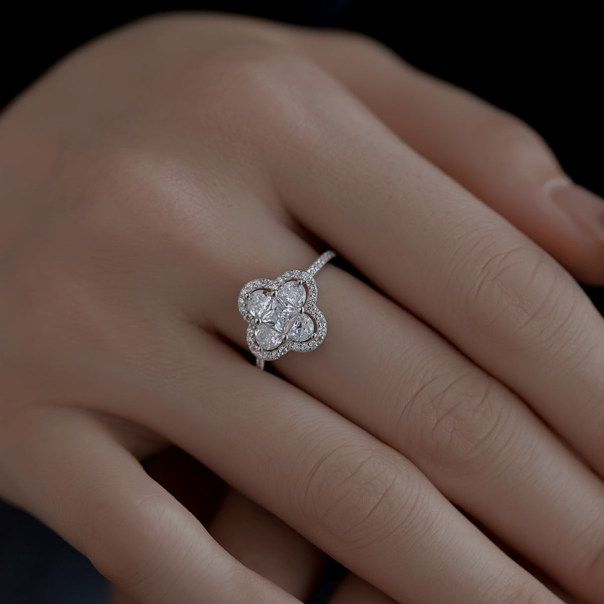 [Regalia Jewelry]Luxurious Eternity Flower Shape Banquet Ring