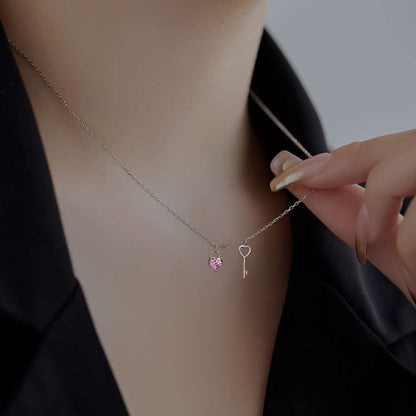[Regalia Jewelry]Unique Heart Shape Key Pendent Necklace