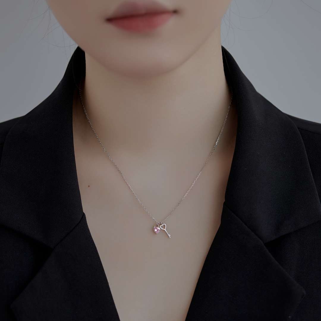 [Regalia Jewelry]Unique Heart Shape Key Pendent Necklace