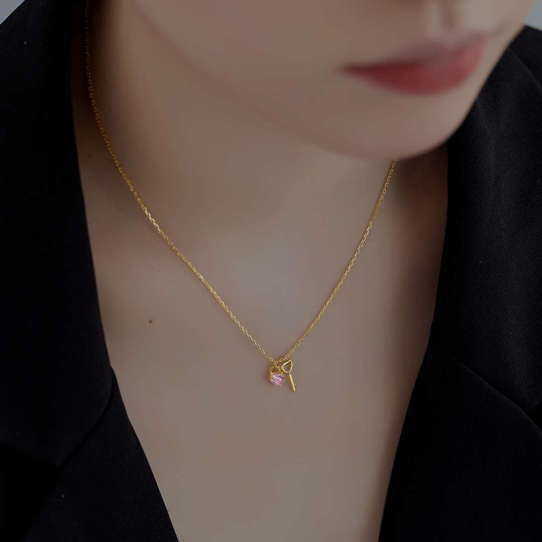 [Regalia Jewelry]Unique Heart Shape Key Pendent Necklace