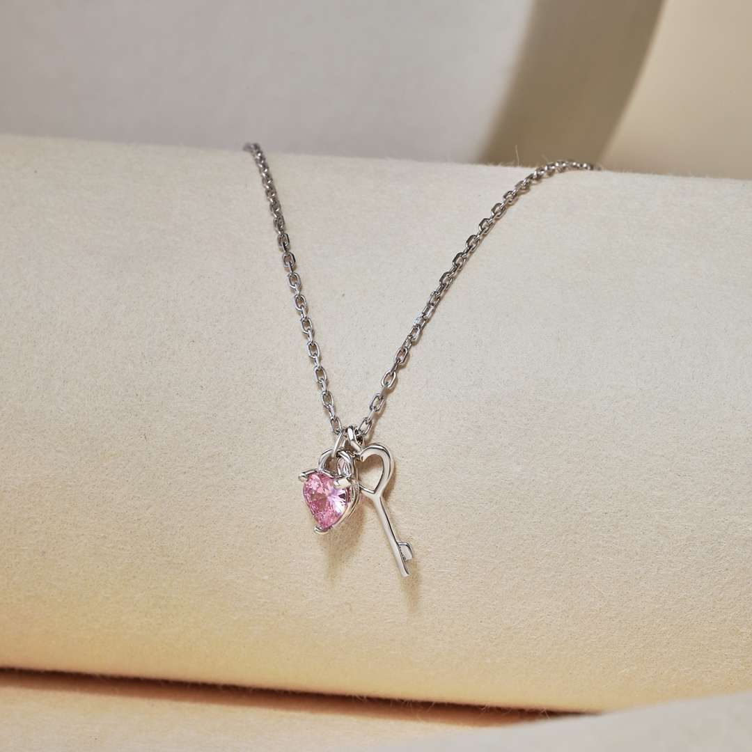 [Regalia Jewelry]Unique Heart Shape Key Pendent Necklace