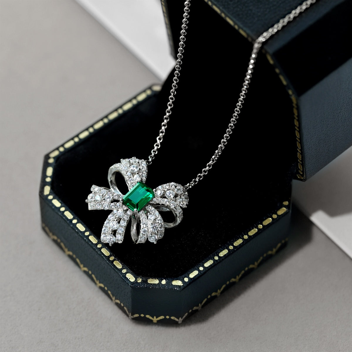 [Regalia Jewelry]Luxurious Flower Shape Emerald Cut Necklace