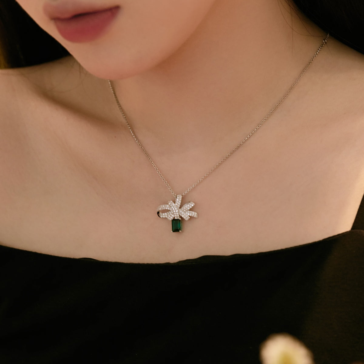 [Regalia Jewelry]Luxurious Flower Shape Emerald Cut Necklace