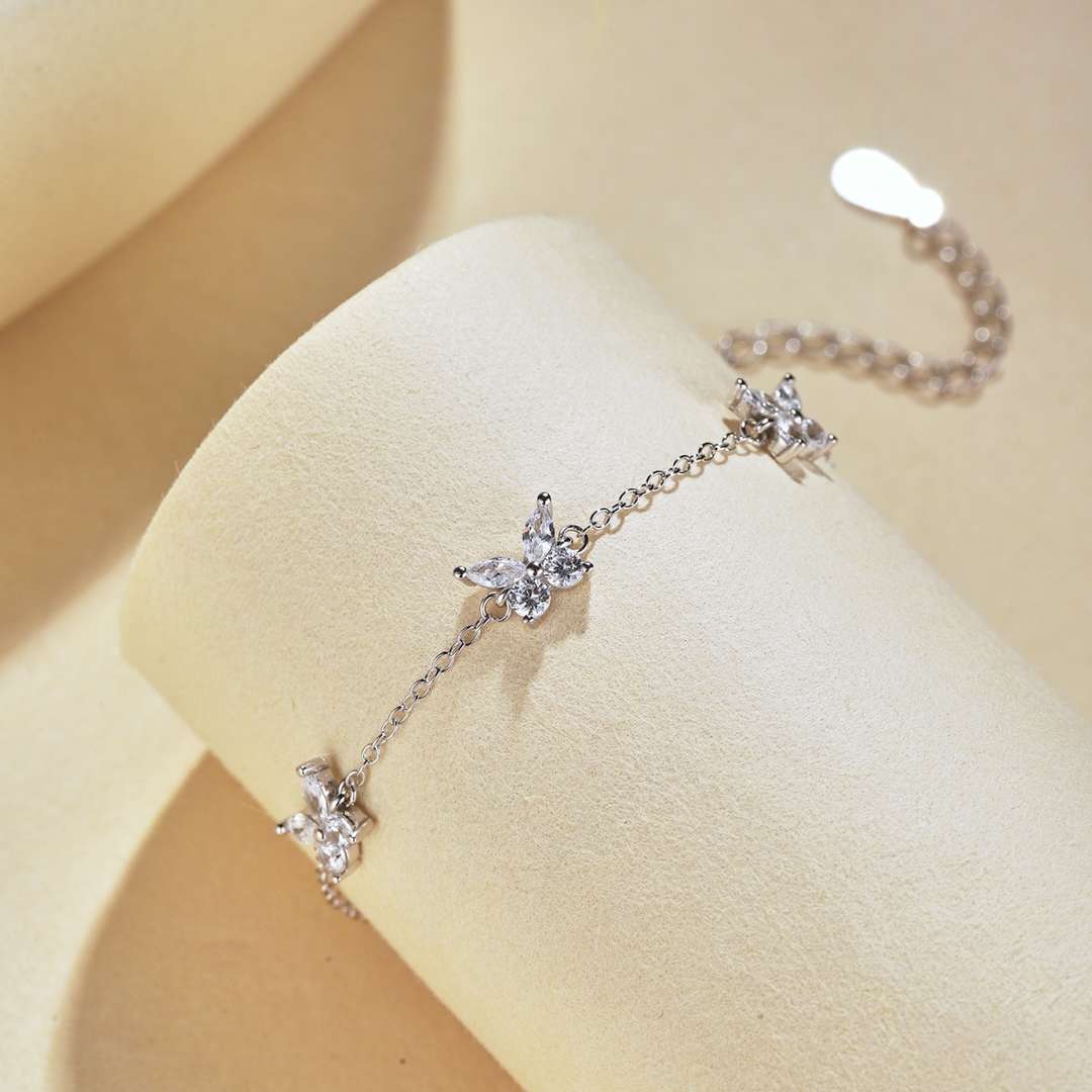 [Regalia Jewelry]Radiant Butterfly Shape Necklace