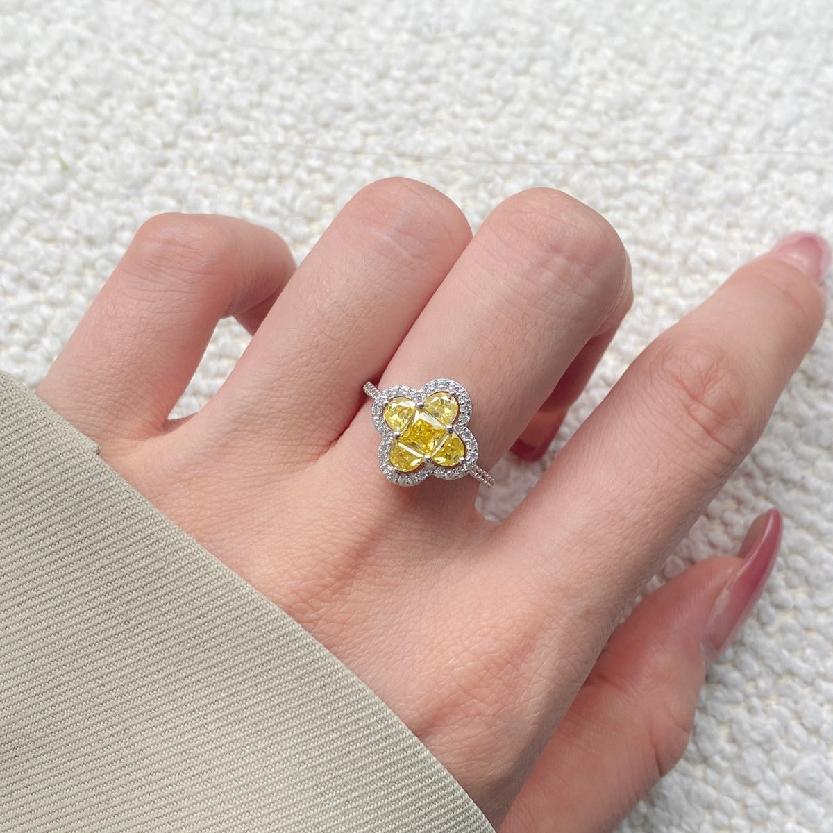 [Regalia Jewelry]Luxurious Eternity Flower Shape Banquet Ring