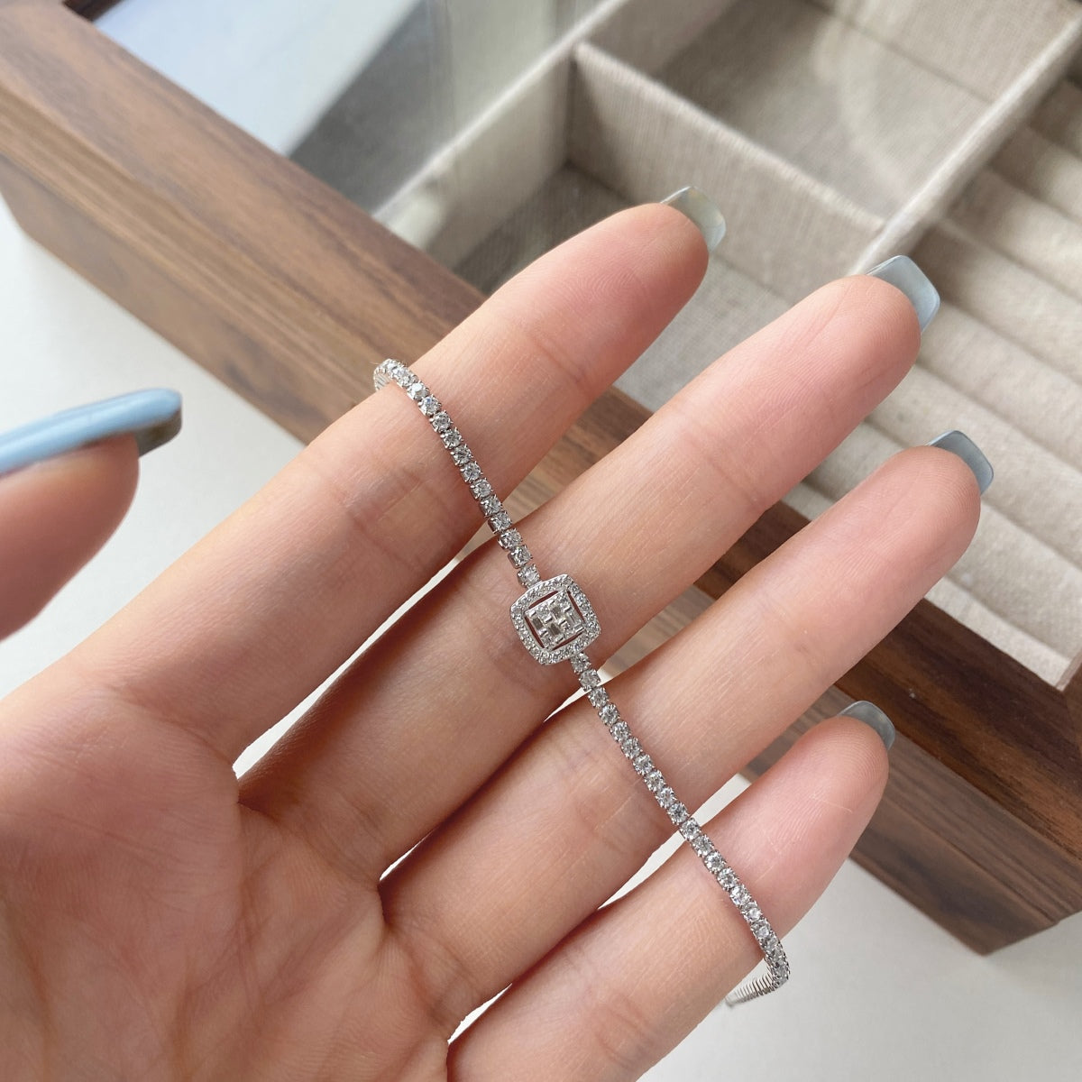 [Regalia Jewelry]Luxurious Dazzling Square Shape Banquet Bracelet