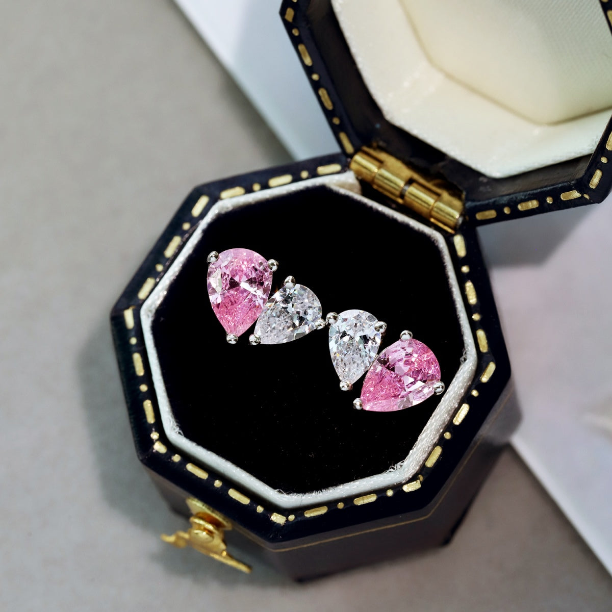 [Regalia Jewelry]Dazzling Elegant Heart Cut Lover Earrings