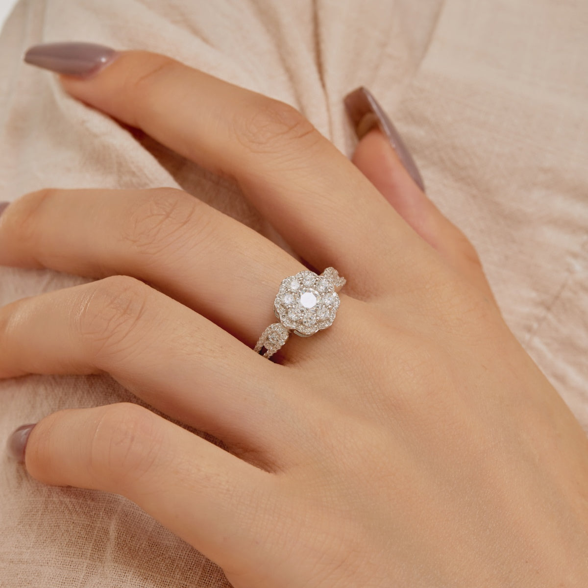 [Regalia Jewelry]Delicate Colorful Round Cut Flower Shape Wedding Ring