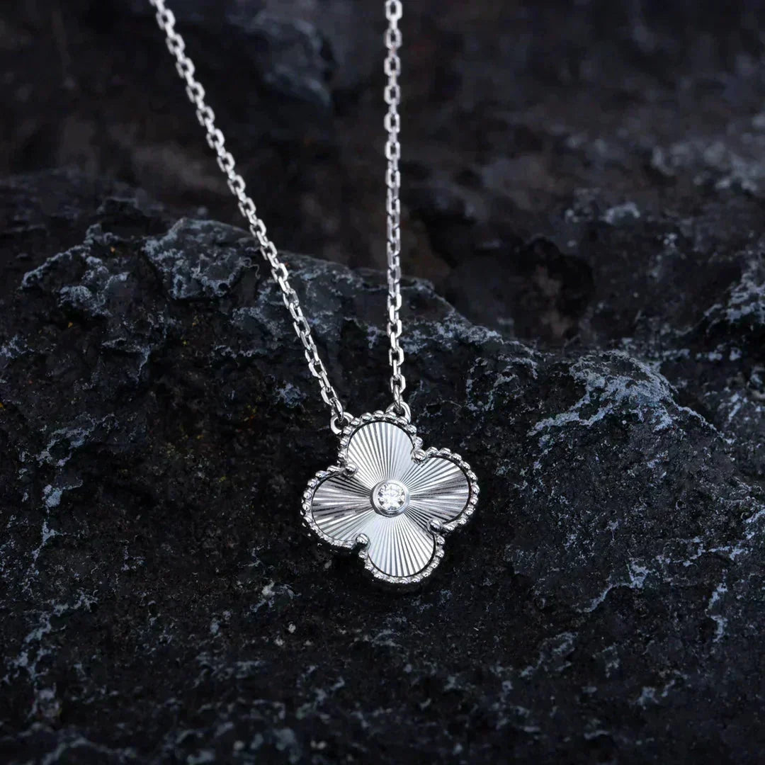[Regalia Jewelry]CLOVER  15MM DIAMOND LASER NECKLACE SILVER