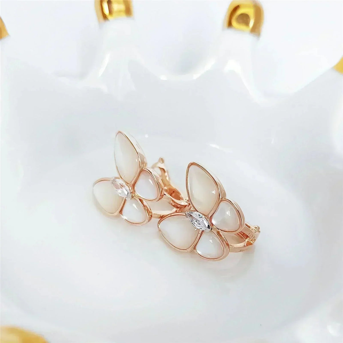 [Regalia Jewelry]BUTTERFLY MOP DIAMOND EARRINGS