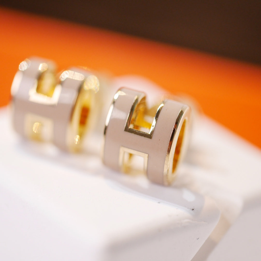 [Regalia Jewelry]MINI POP H GOLD EARRINGS GREY