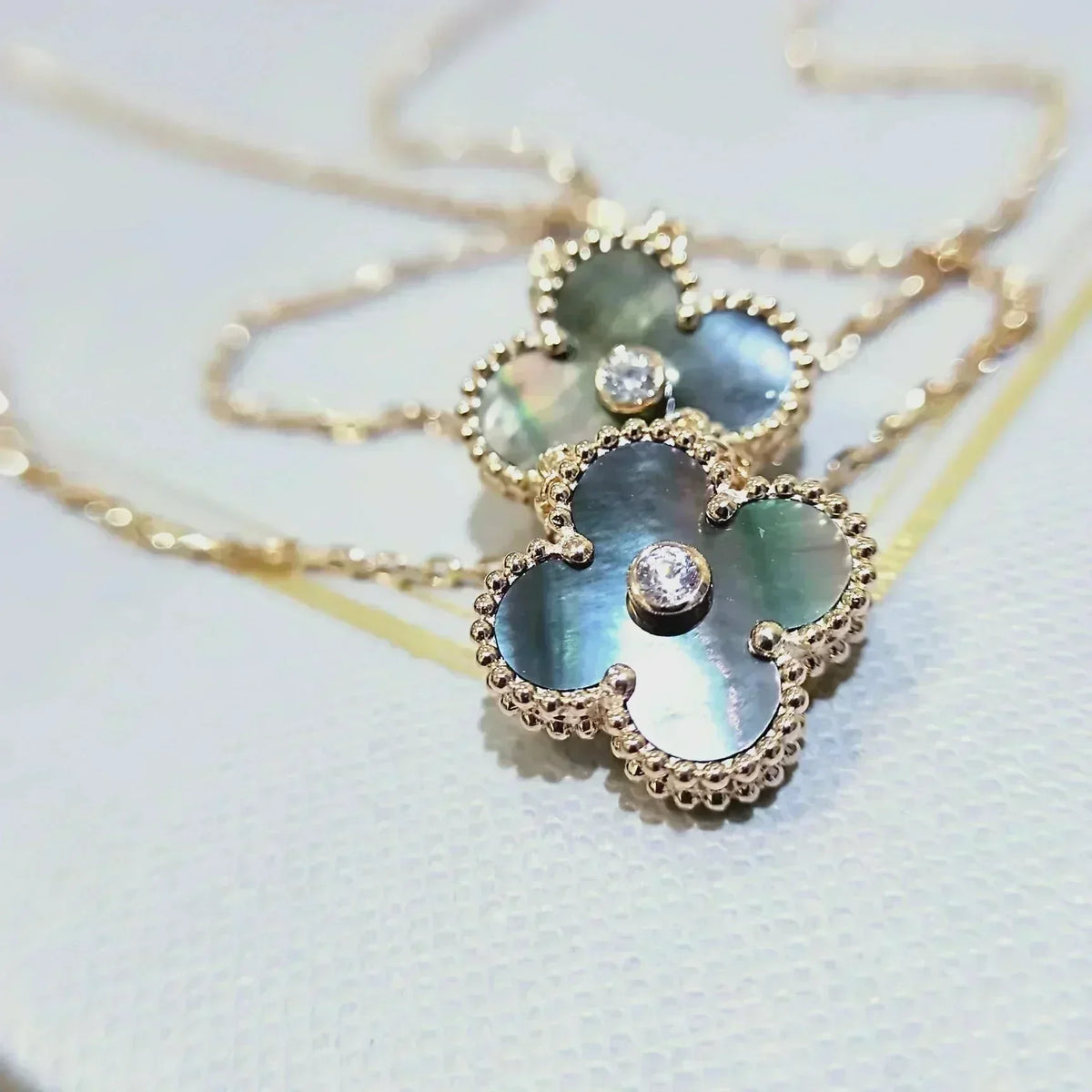 [Regalia Jewelry]CLOVER 15MM DIAMOND AND MOTHER-OF-GREY NECKLACE