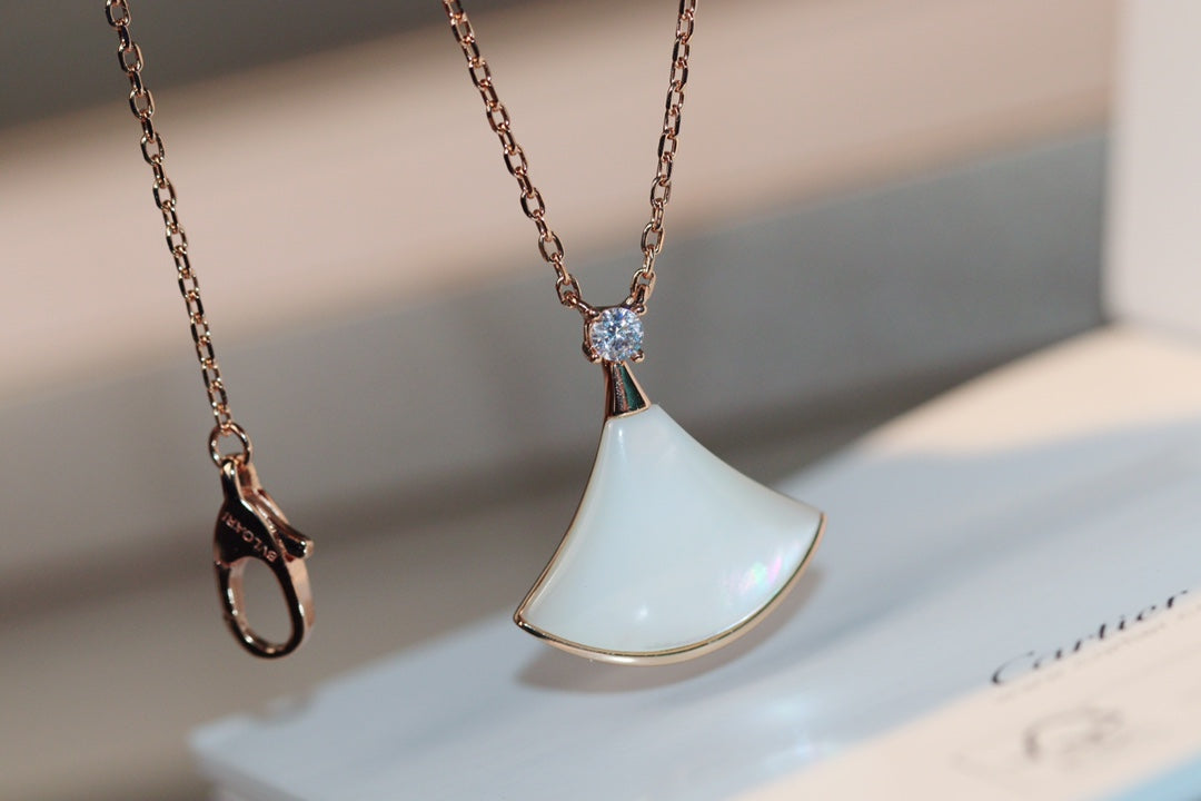 [Regalia Jewelry]DREAM NECKLACE WHITE MOP PINK GOLD 1 DIAMOND