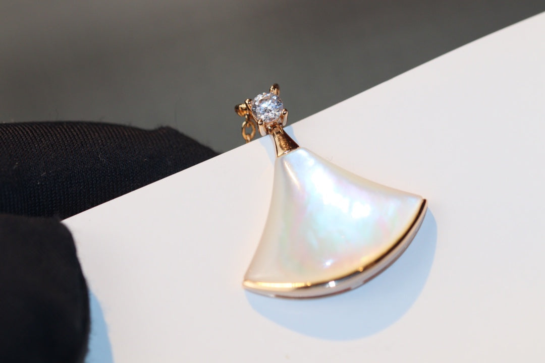 [Regalia Jewelry]DREAM NECKLACE WHITE MOP PINK GOLD 1 DIAMOND
