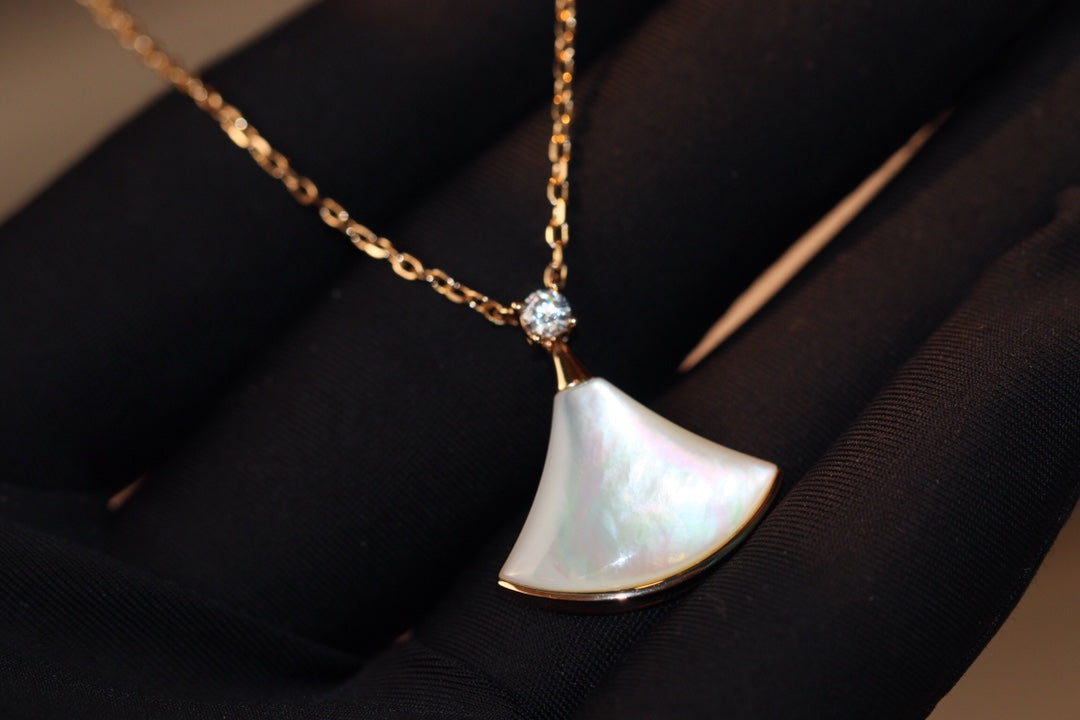 [Regalia Jewelry]DREAM NECKLACE WHITE MOP PINK GOLD 1 DIAMOND