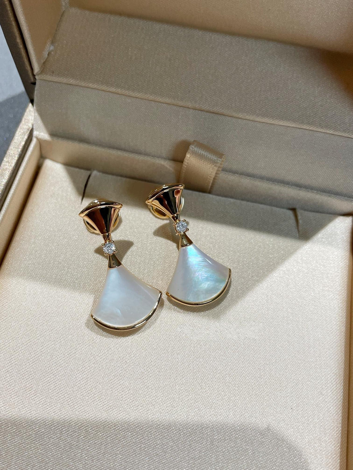 [Regalia Jewelry]DREAM MOP 1 DIAMOND EARRINGS