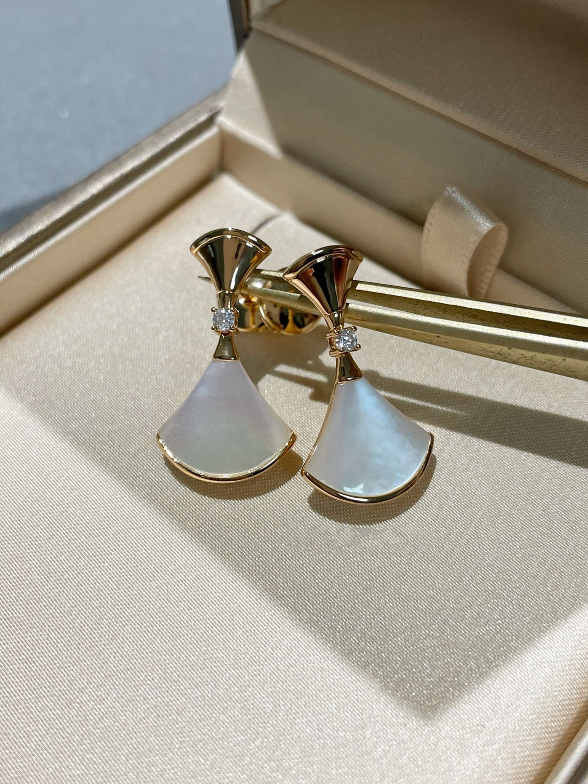 [Regalia Jewelry]DREAM MOP 1 DIAMOND EARRINGS