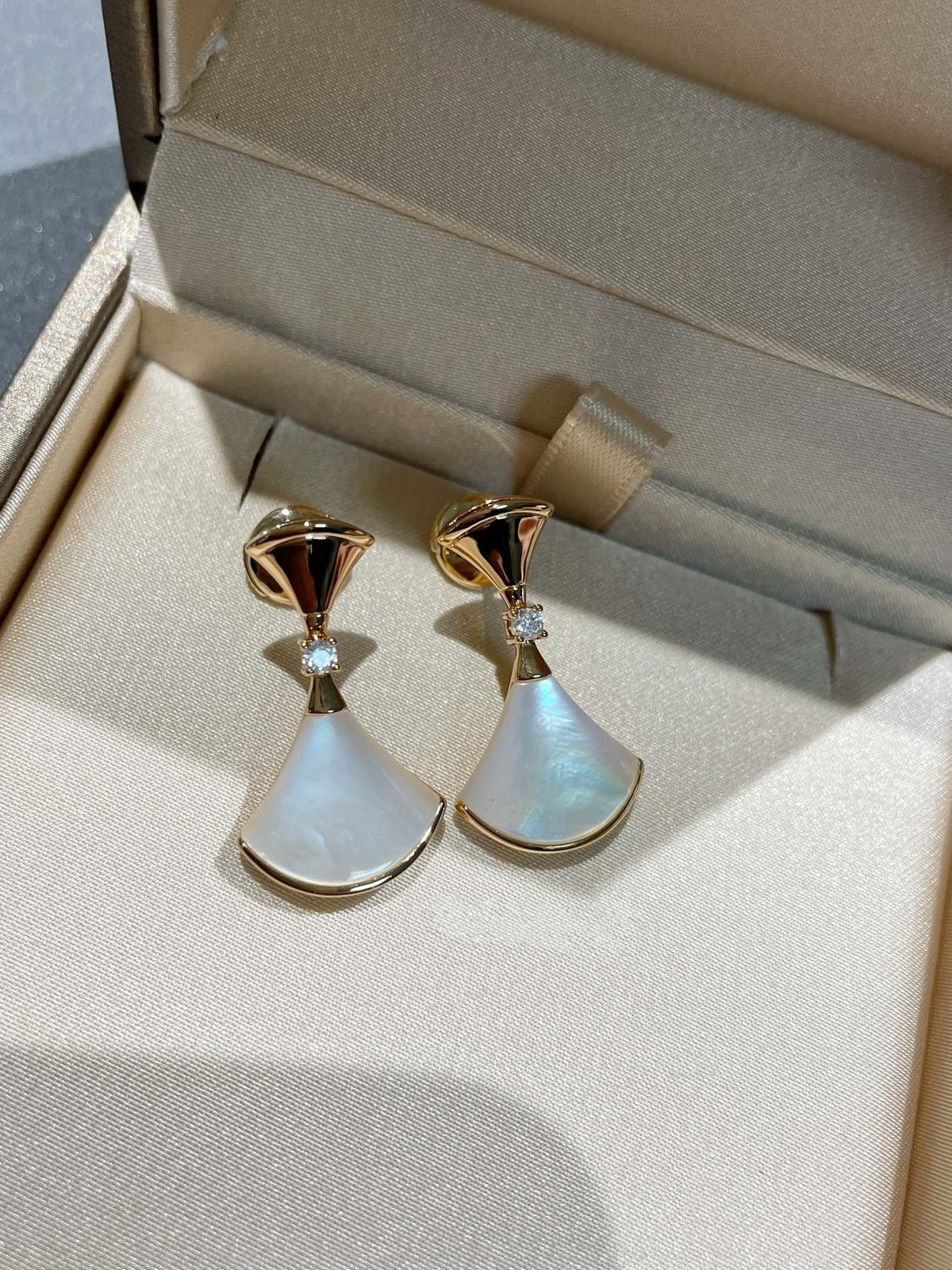 [Regalia Jewelry]DREAM MOP 1 DIAMOND EARRINGS