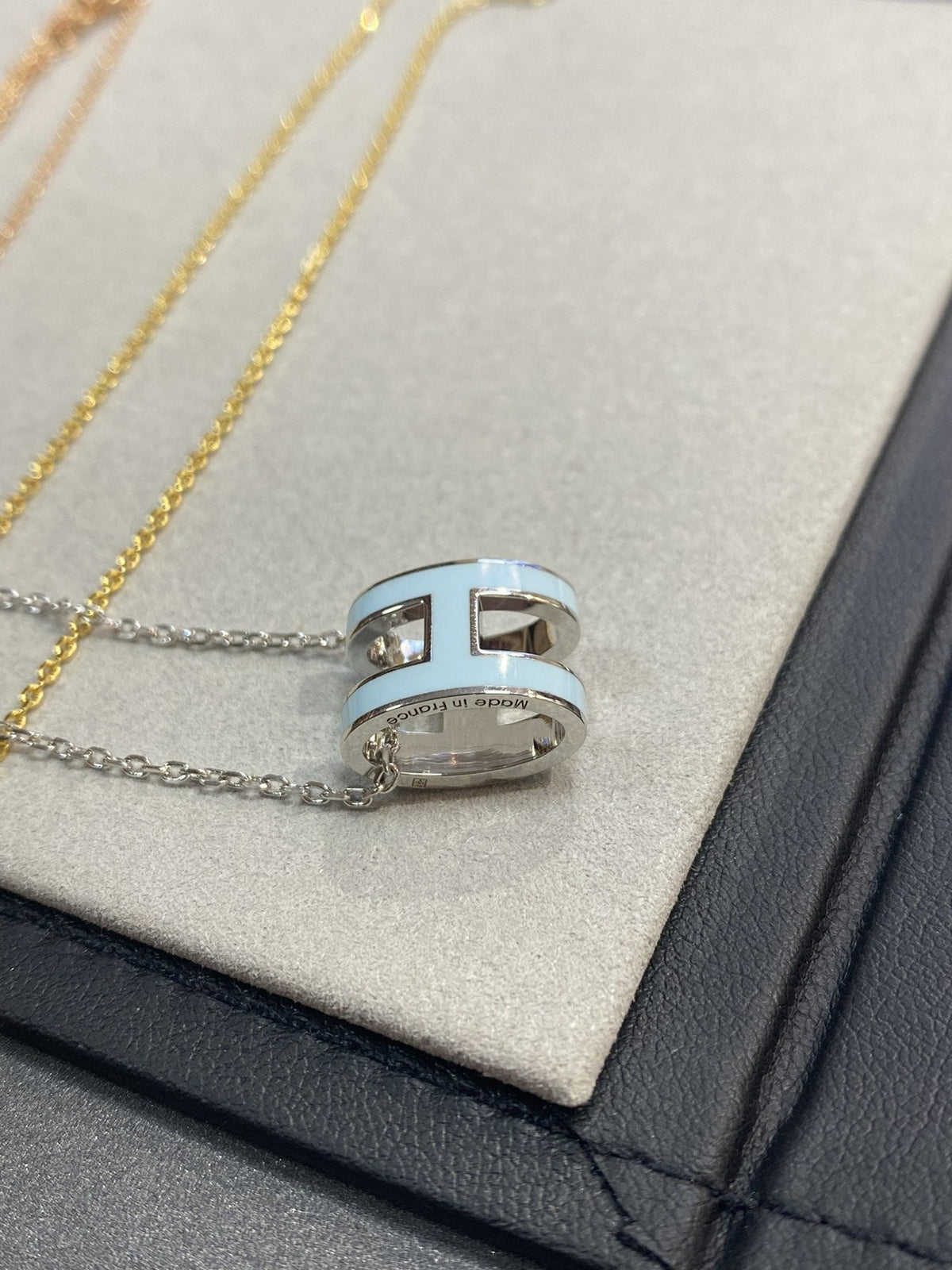 [Regalia Jewelry]POP H LIGHT BLUE NECKLACE