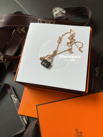 [Regalia Jewelry]CONSTANCE BLACK PEDANT PINK GOLD NECKLACE