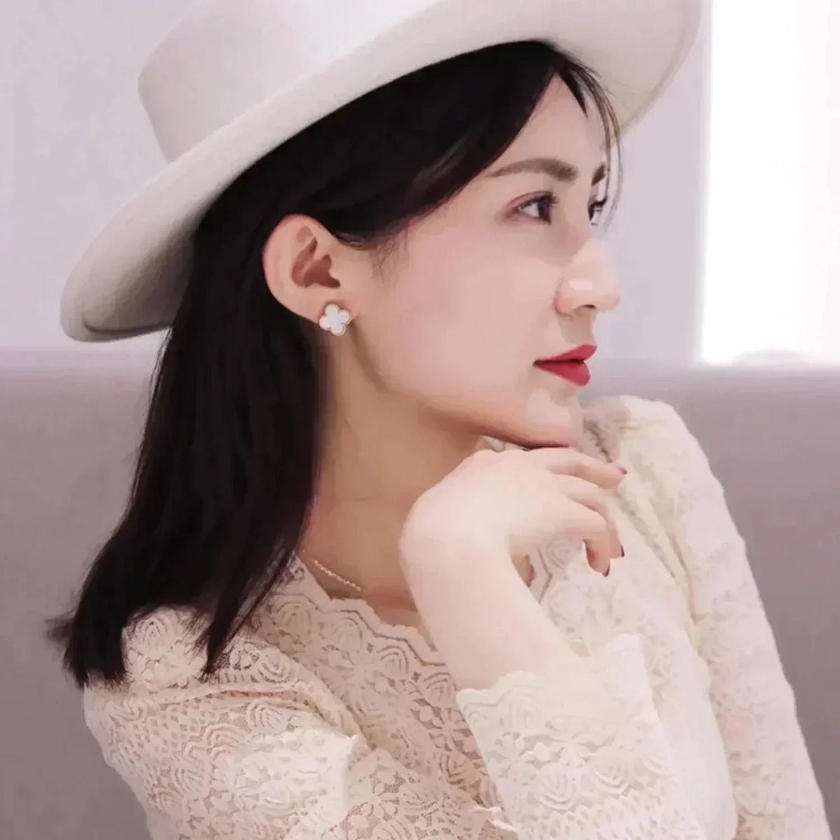 [Regalia Jewelry]CLOVER MEDIUM 1 MOTIFS  WHITE MOP STUD EARRINGS