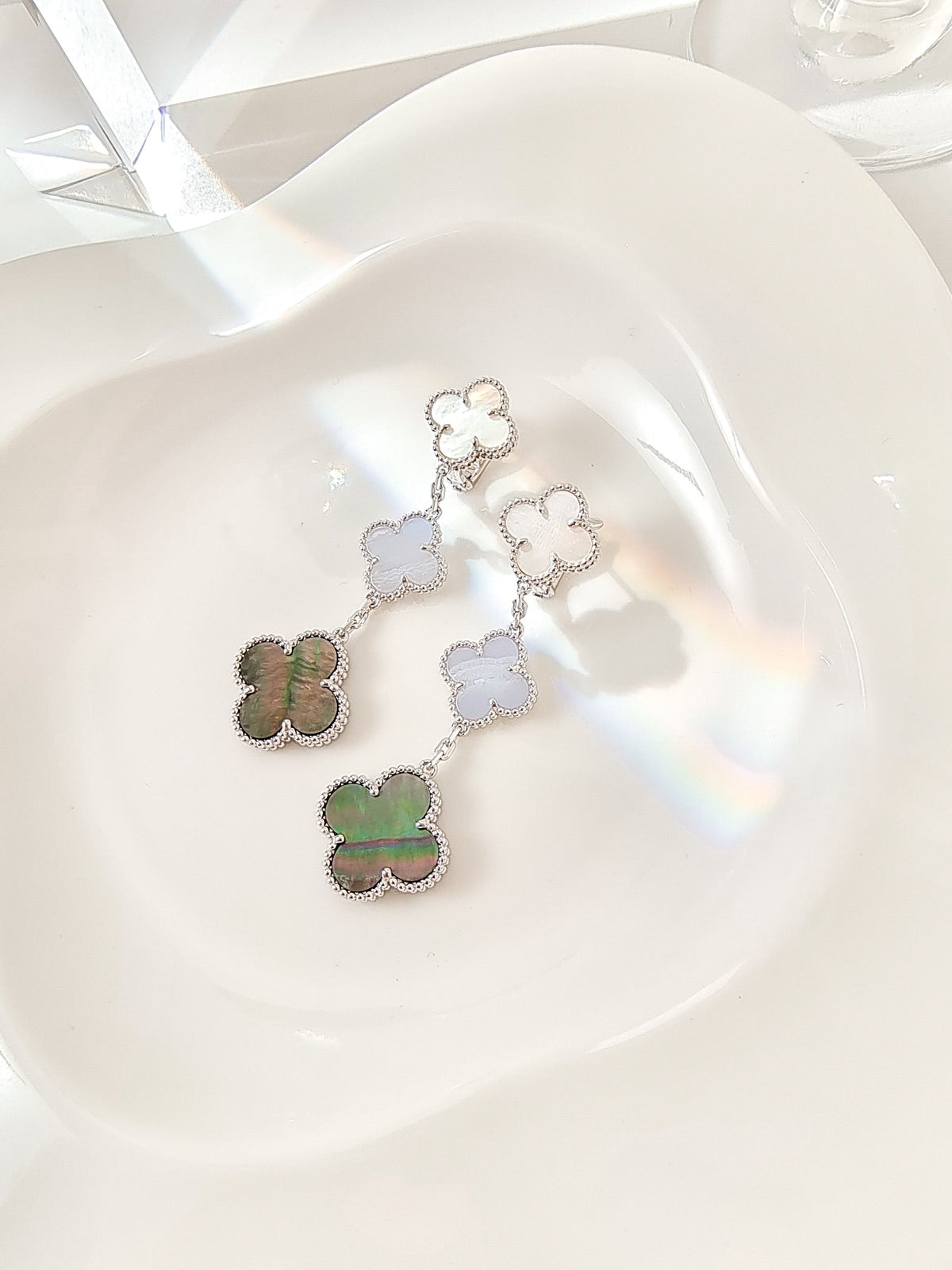 [Regalia Jewelry]CLOVER 3 MOTIFS CHALCEDONY DARK MOP SILVER EARRINGS