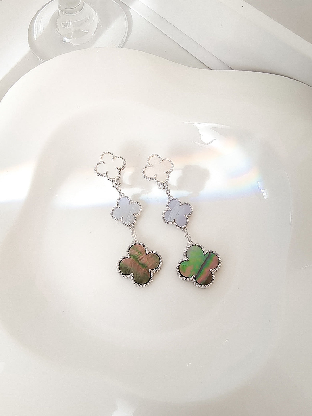[Regalia Jewelry]CLOVER 3 MOTIFS CHALCEDONY DARK MOP SILVER EARRINGS
