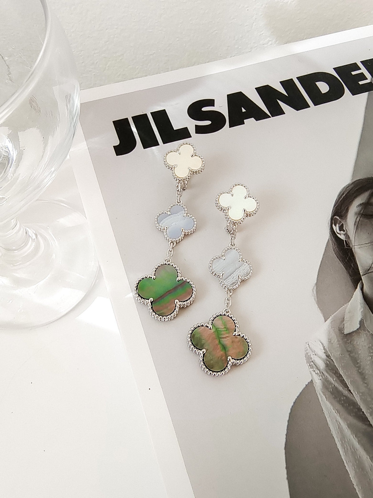 [Regalia Jewelry]CLOVER 3 MOTIFS CHALCEDONY DARK MOP SILVER EARRINGS