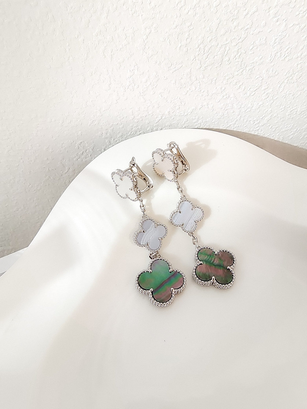 [Regalia Jewelry]CLOVER 3 MOTIFS CHALCEDONY DARK MOP SILVER EARRINGS