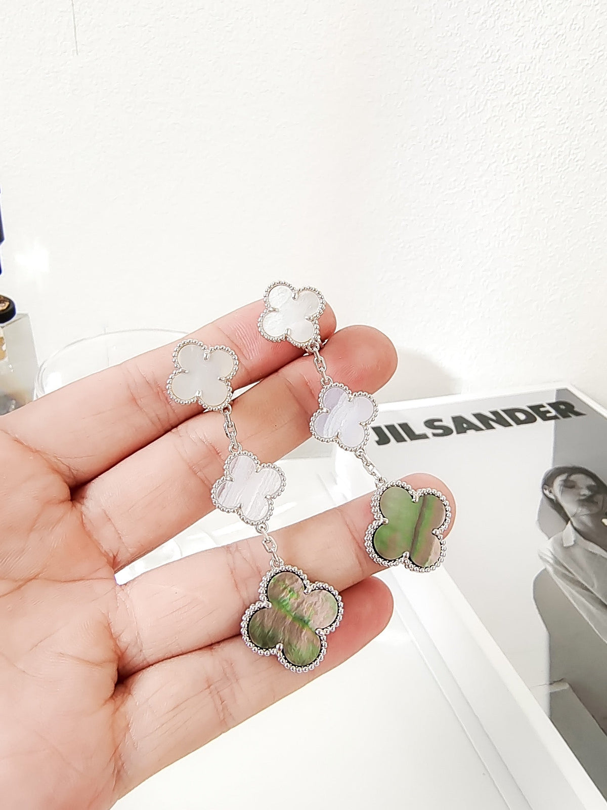 [Regalia Jewelry]CLOVER 3 MOTIFS CHALCEDONY DARK MOP SILVER EARRINGS