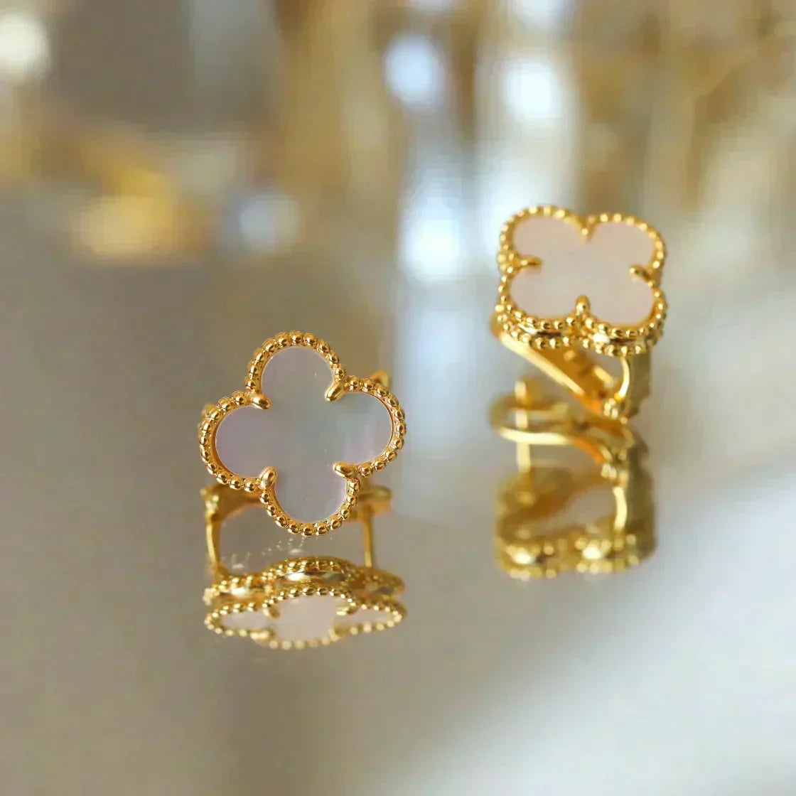 [Regalia Jewelry]CLOVER MEDIUM 1 MOTIFS  WHITE MOP STUD EARRINGS