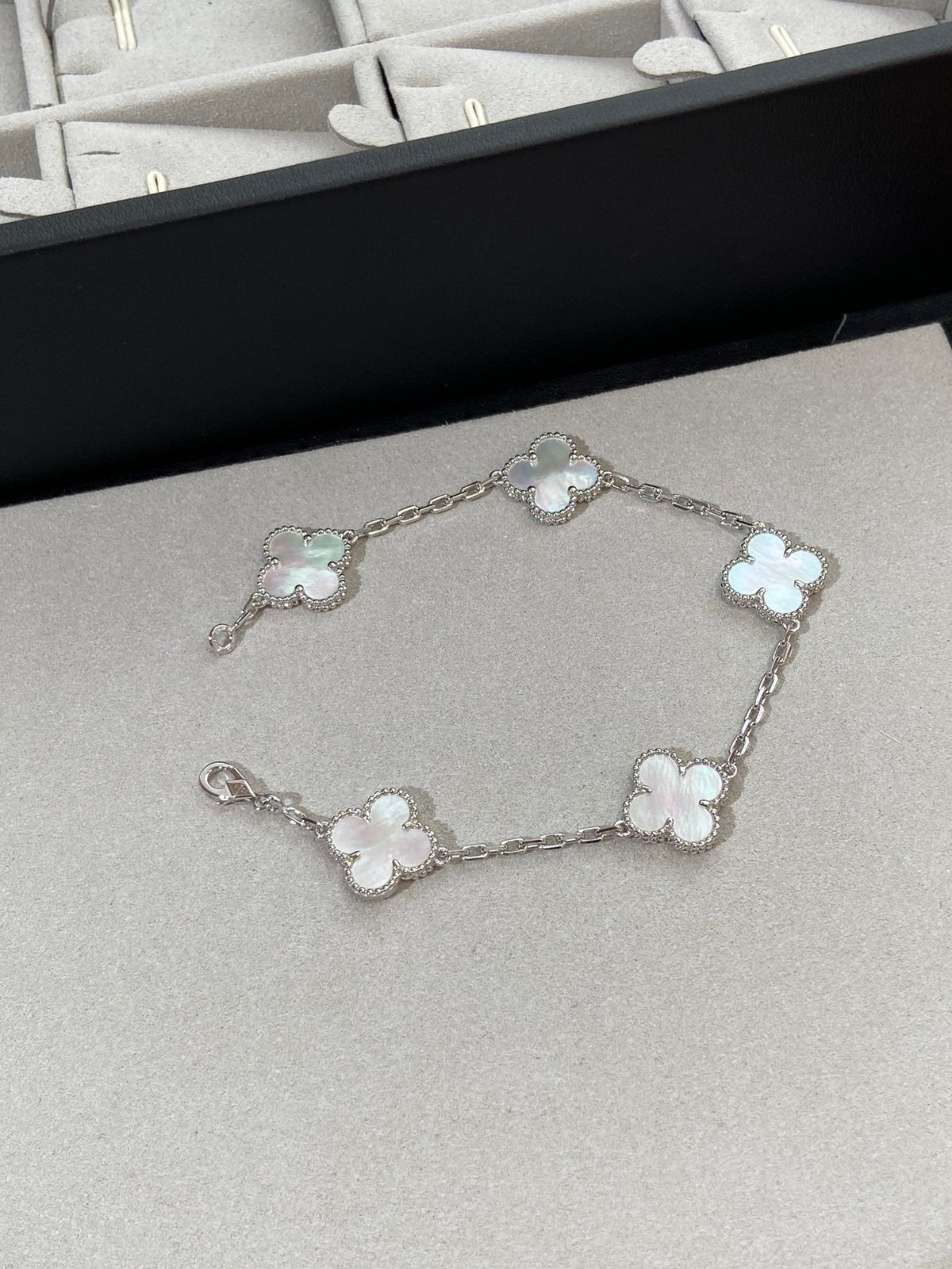 [Regalia Jewelry]CLOVER SILVER MOP 5 MOTIF BRACELET