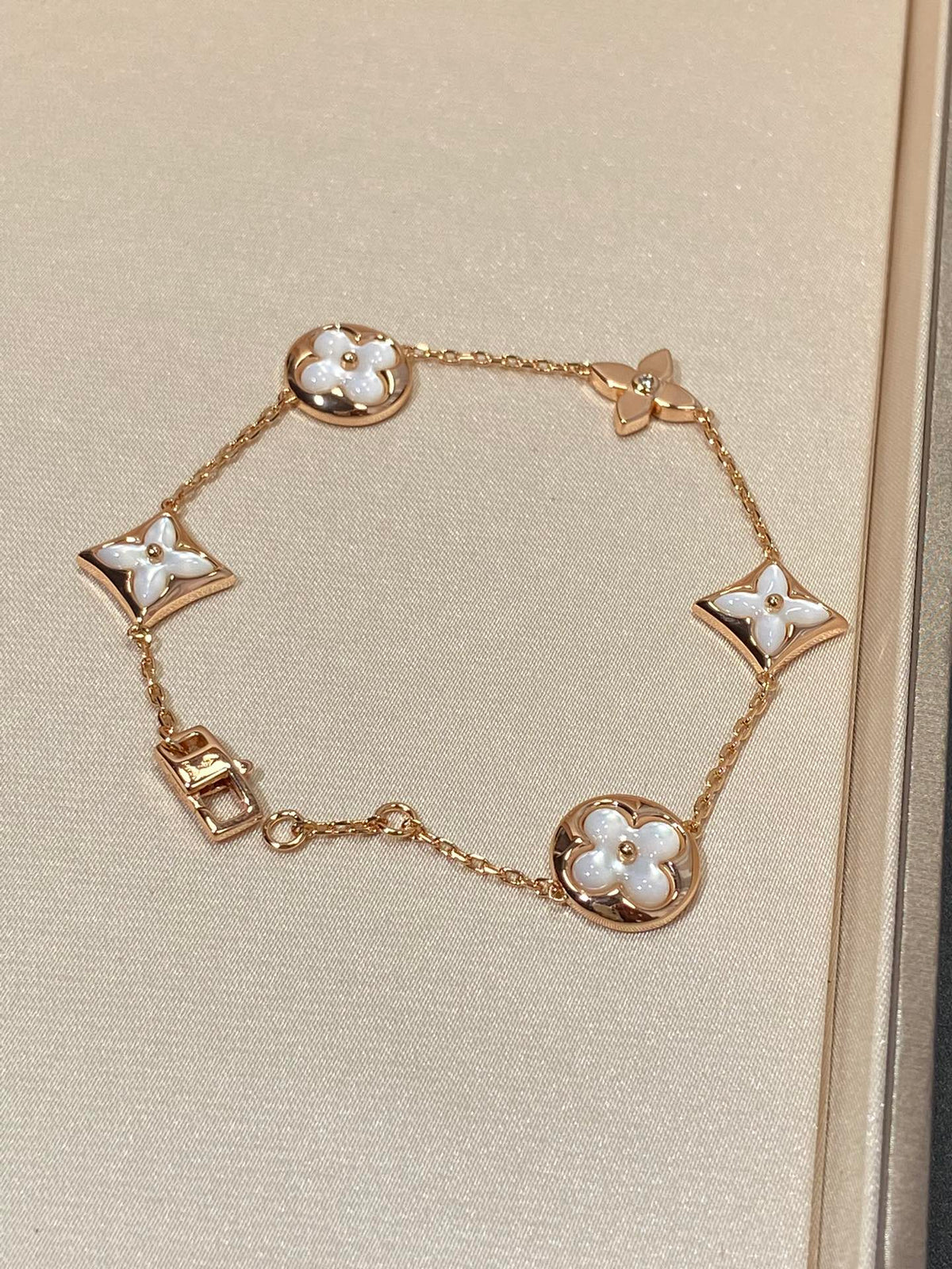 [Regalia Jewelry]STAR AND SUN 5 MOTIF MOP PINK GOLD BRACELET