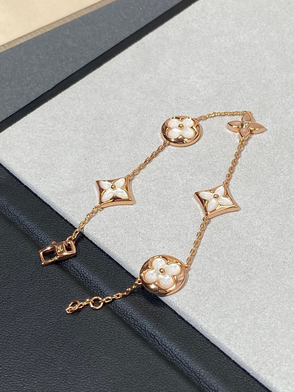 [Regalia Jewelry]STAR AND SUN 5 MOTIF MOP PINK GOLD BRACELET